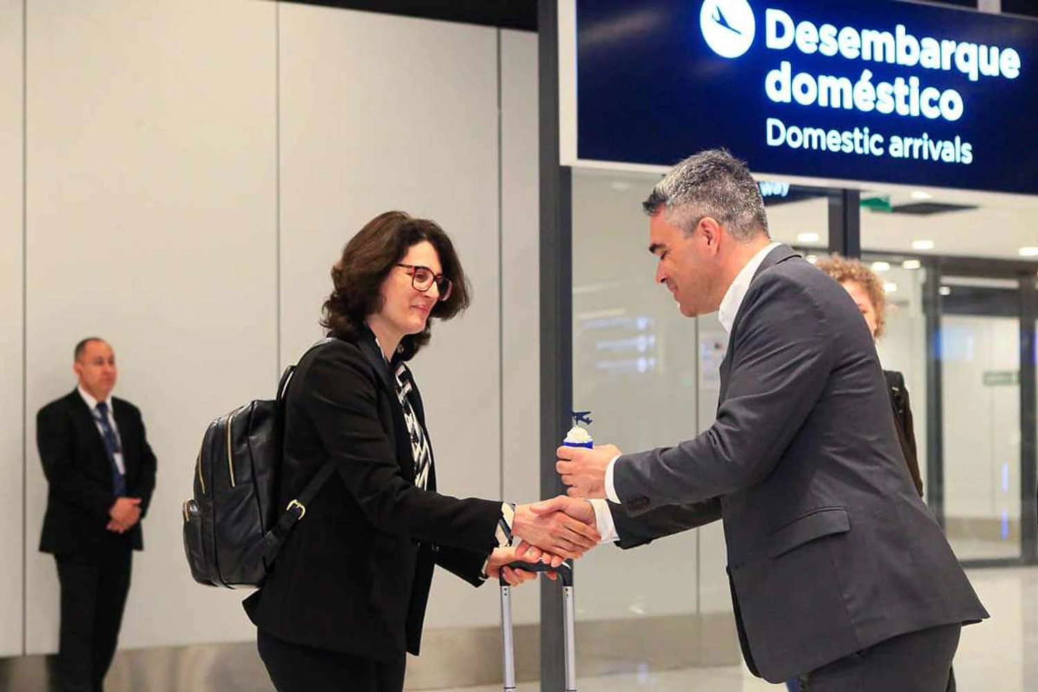 Tobias Markert, CEO da Floripa Airport, entrega cupcake para os primeiros passageiros (Felipe Carneiro)