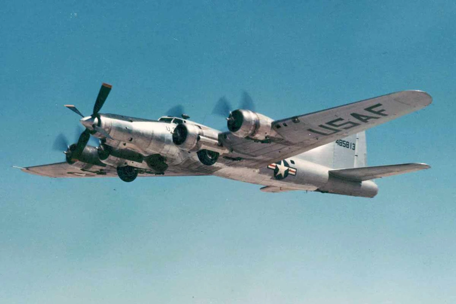 Um bombardeiro B-17 foi usado pela Força Aérea dos EUA para testar um motor turboélice na década de 50 (USAF)