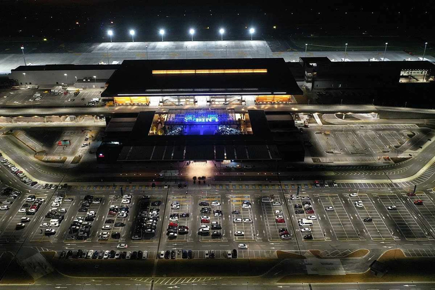 Visão noturna do aeroporto (Felipe Carneiro)