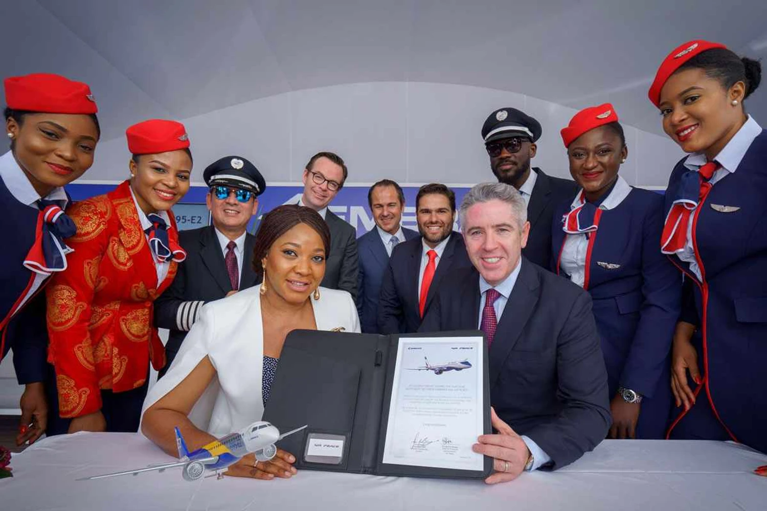 Ejiroghene Eghagha, Vice-Presidente Executiva Financeira da Air Peace, e John Slattery, Presidente e CEO, Embraer Aviação Comercial (Embraer)