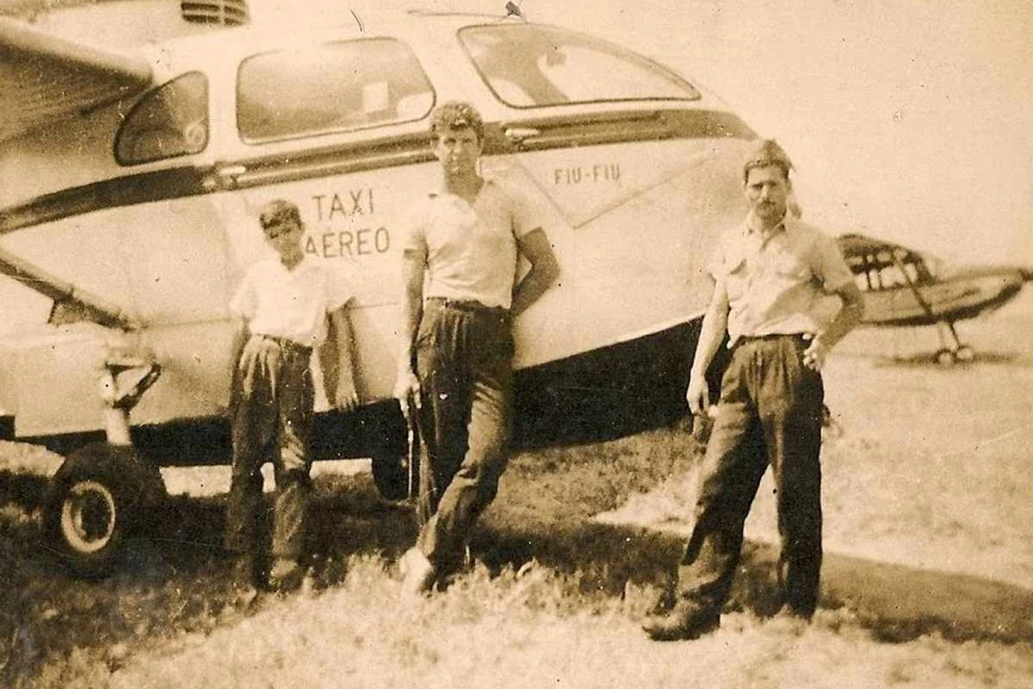 Herberts Cukurs, no centro, posando para foto junto do Seabee "Fiu-Fiu" (arquivo família Cukurs)