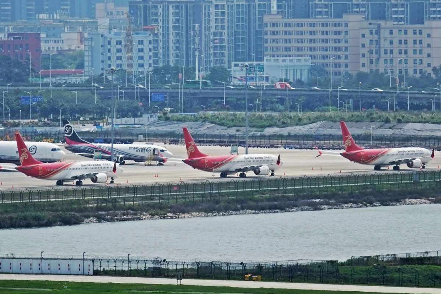 Jatos da Shenzen Airlines estacionados desde março quando a China proibiu a operação do 737 MAX (Windmemories)