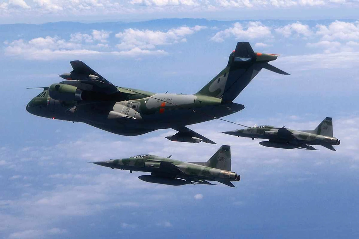 KC-390 completa provas de reabastecimento aéreo com caças da FAB