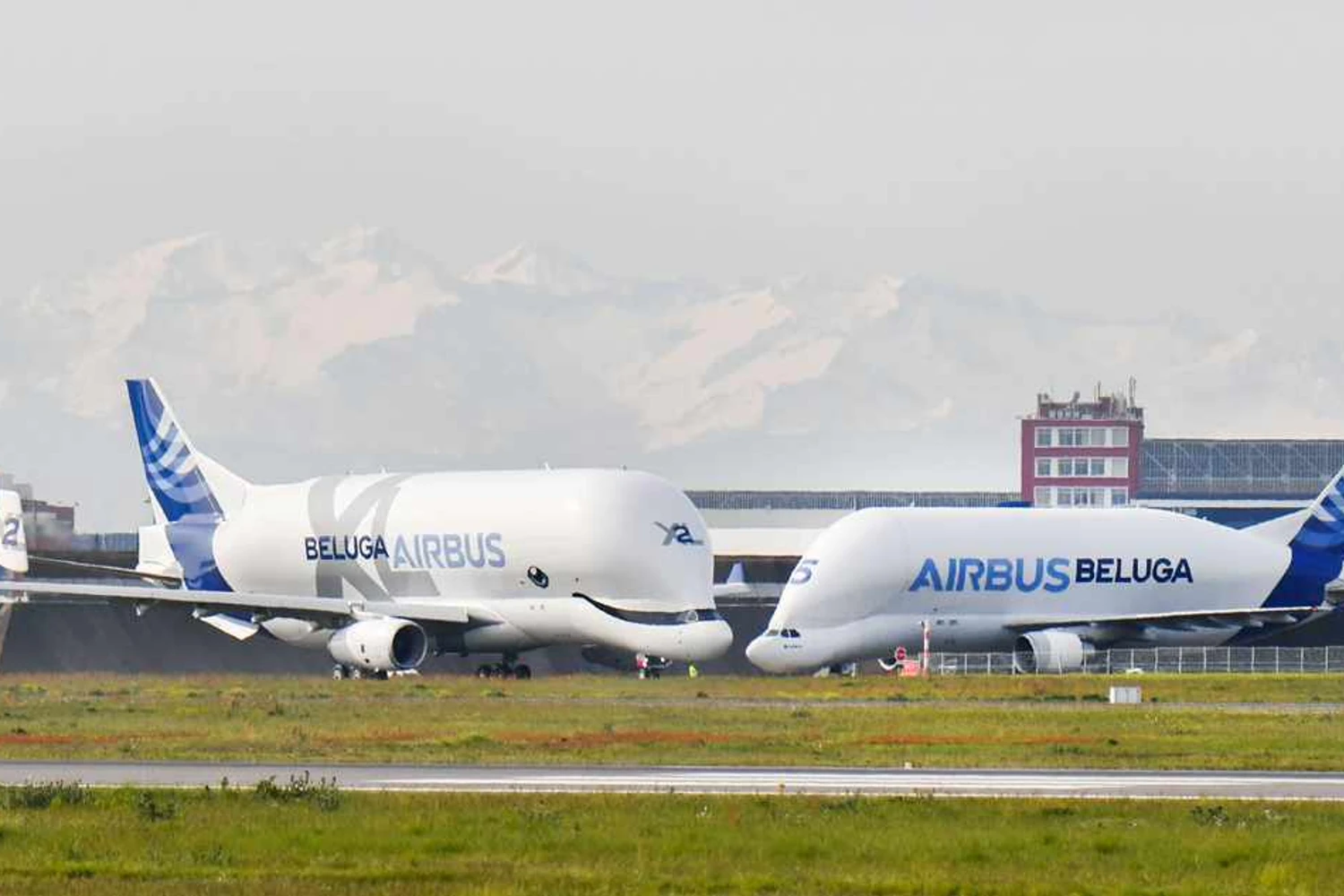 O Beluga ST (direita) foi substituído pelo Beluga XL (Airbus)