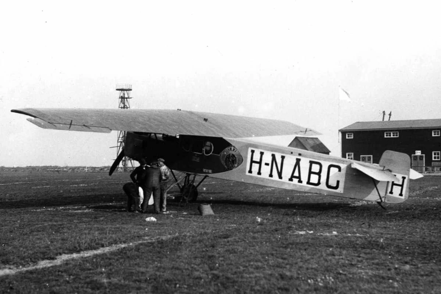 O primeiro voo da KLM ligou um antigo aeroporto de Londres com Amsterdam (KLM)