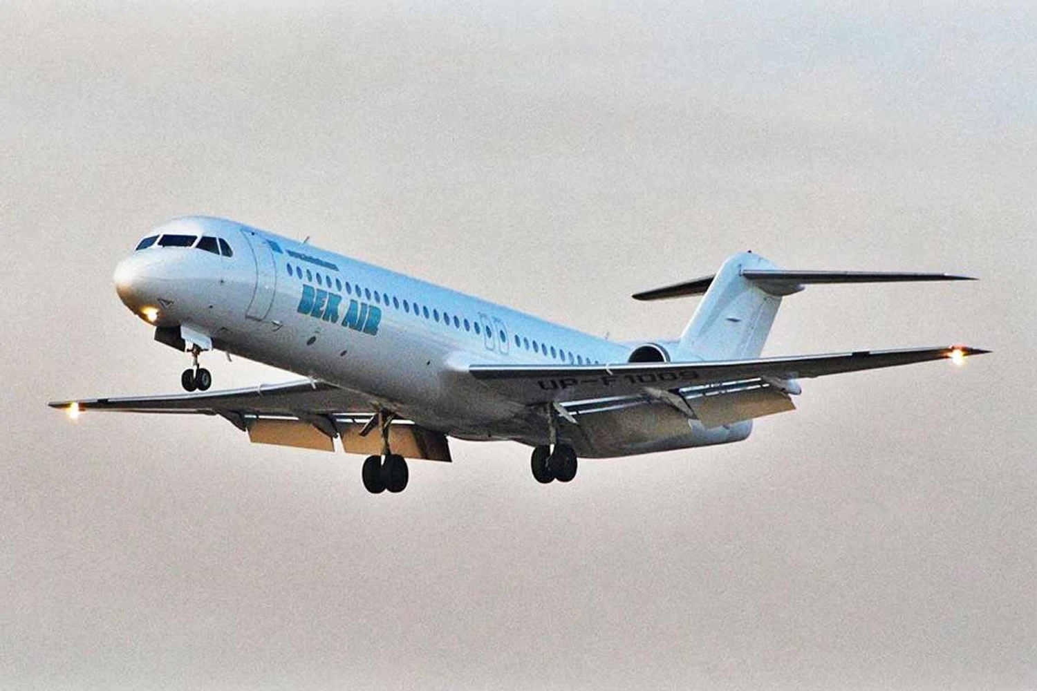 Câmeras de vigilância flagraram acidente com Fokker 100 no Cazaquistão