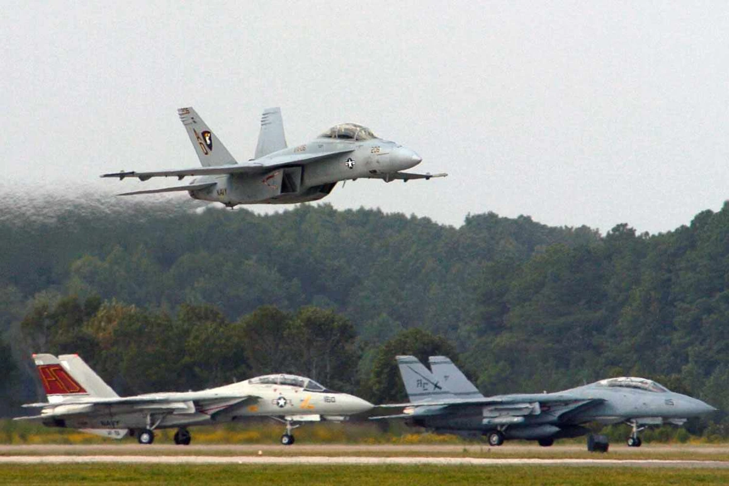 Aposentadoria: os 34 anos que separam o primeiro do segundo Top Gun presenciaram muitas mudanças incluindo a aposentadoria do Tomcat, substituído pelo Super Hornet (em voo)