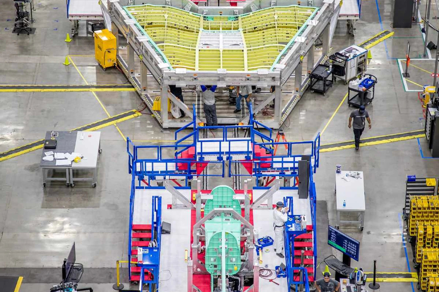 Asas e a fuselagem do X-59 em fase de montagem na fábrica da Skunk Works (Lockheed Martin)