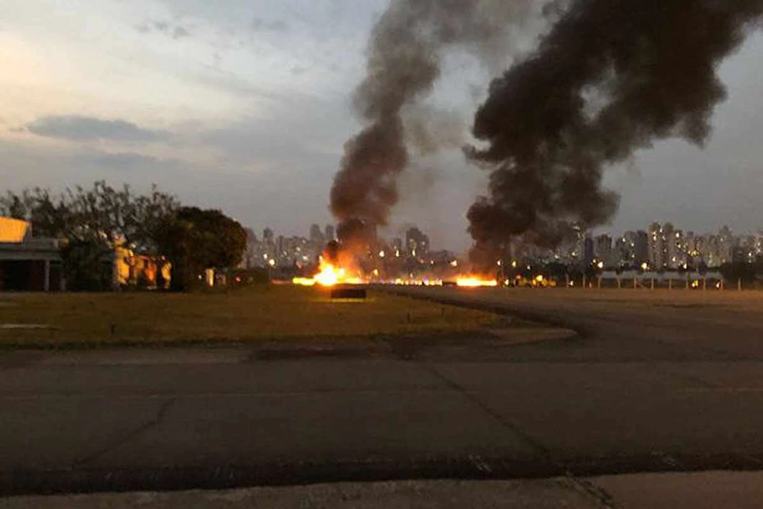 King Air em chamas após o pouso em 2018: acidentes têm sido frequentes nos últimos anos (Reprodução)