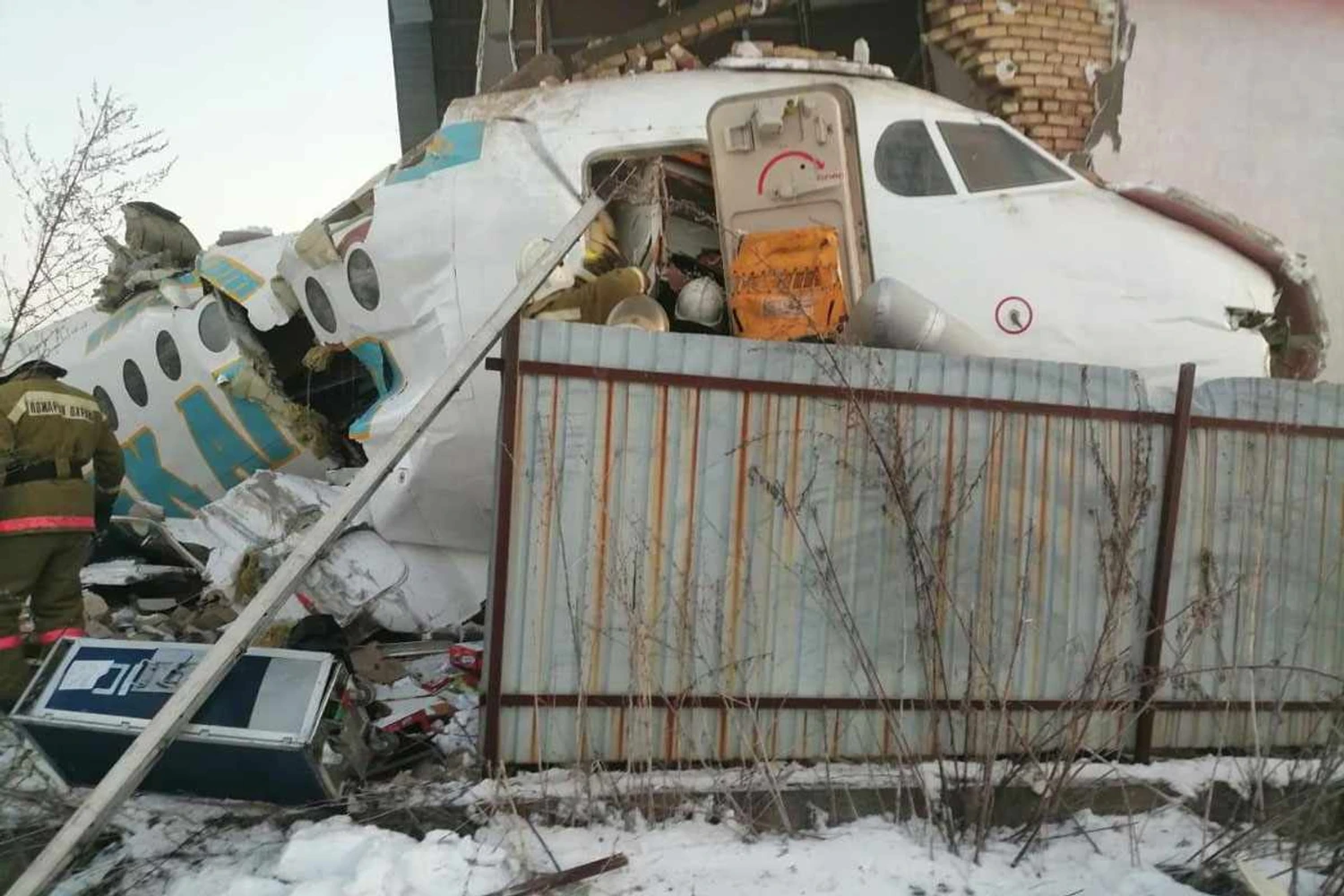O jato da Bek Air se partiu ao cair e parte da fuselagem atingiu uma casa de dois andares ao lado da pista (Reprodução)
