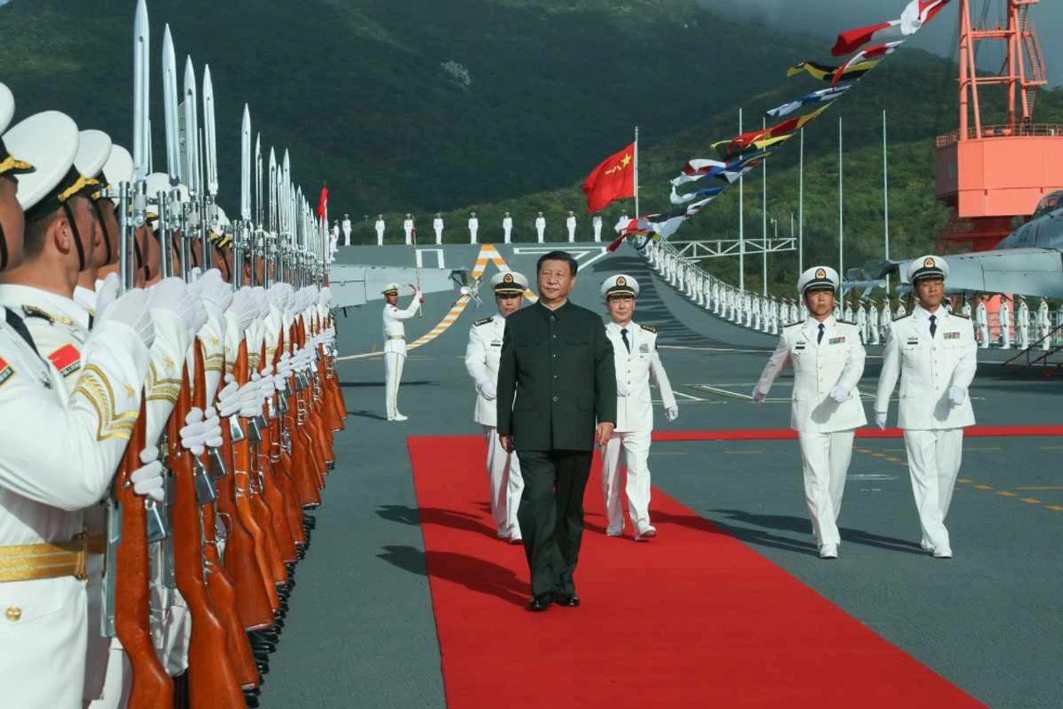 Primeiro porta-aviões construído na China entra em operação
