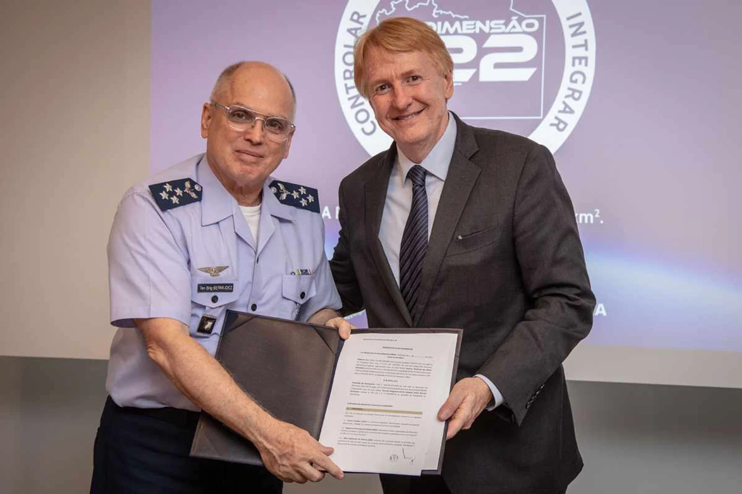 Tenente-Brigadeiro do Ar Antonio Carlos Moretti Bermudez, Comandante da Força Aérea, e Jackson Schneider, presidente e CEO da Embraer Defesa & Segurança, durante a cerimônia de assinatura (Embraer)