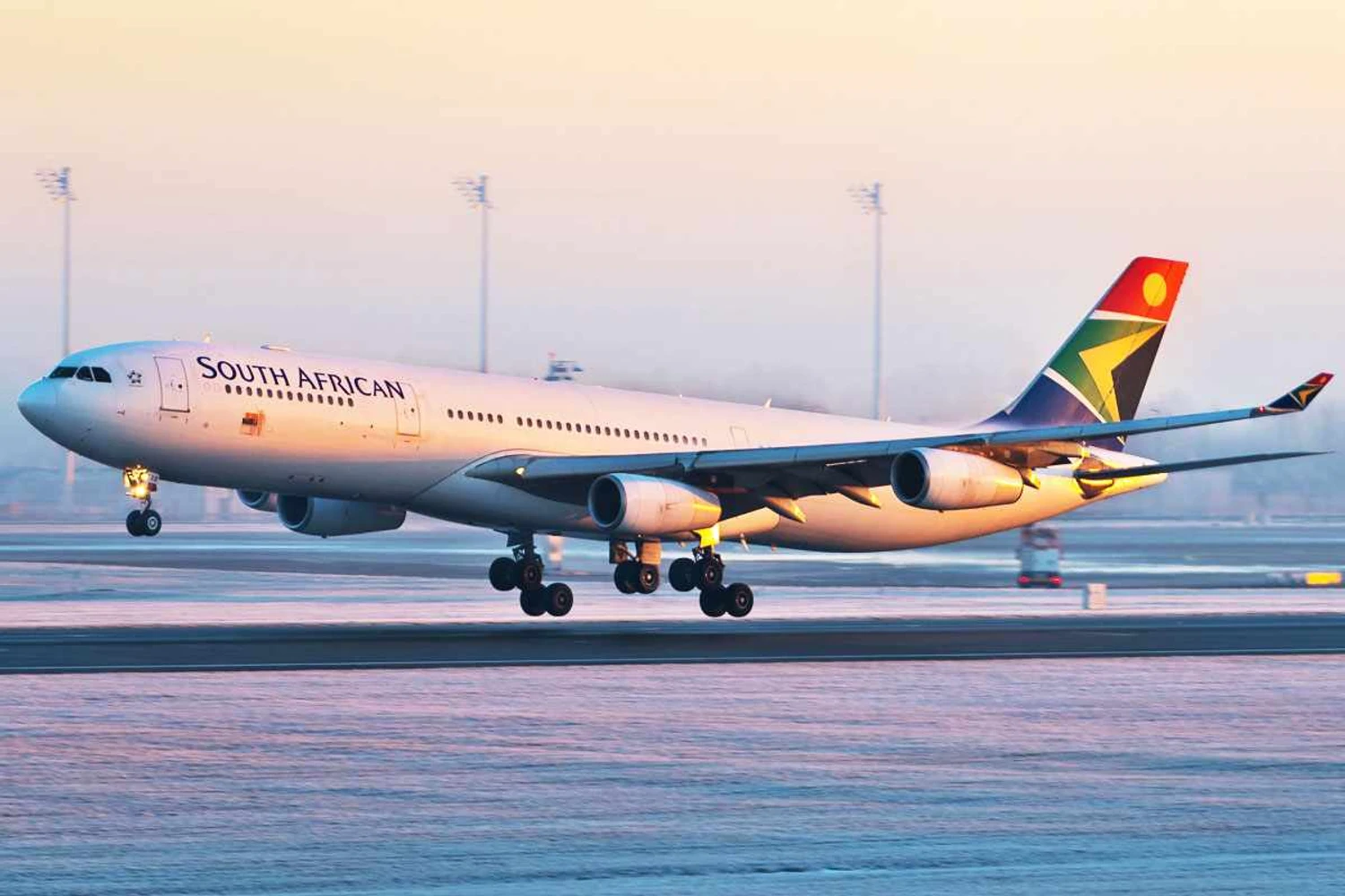 A SAA está vendendo nove de seus A340 para tentar fazer caixa (Julian Herzog)