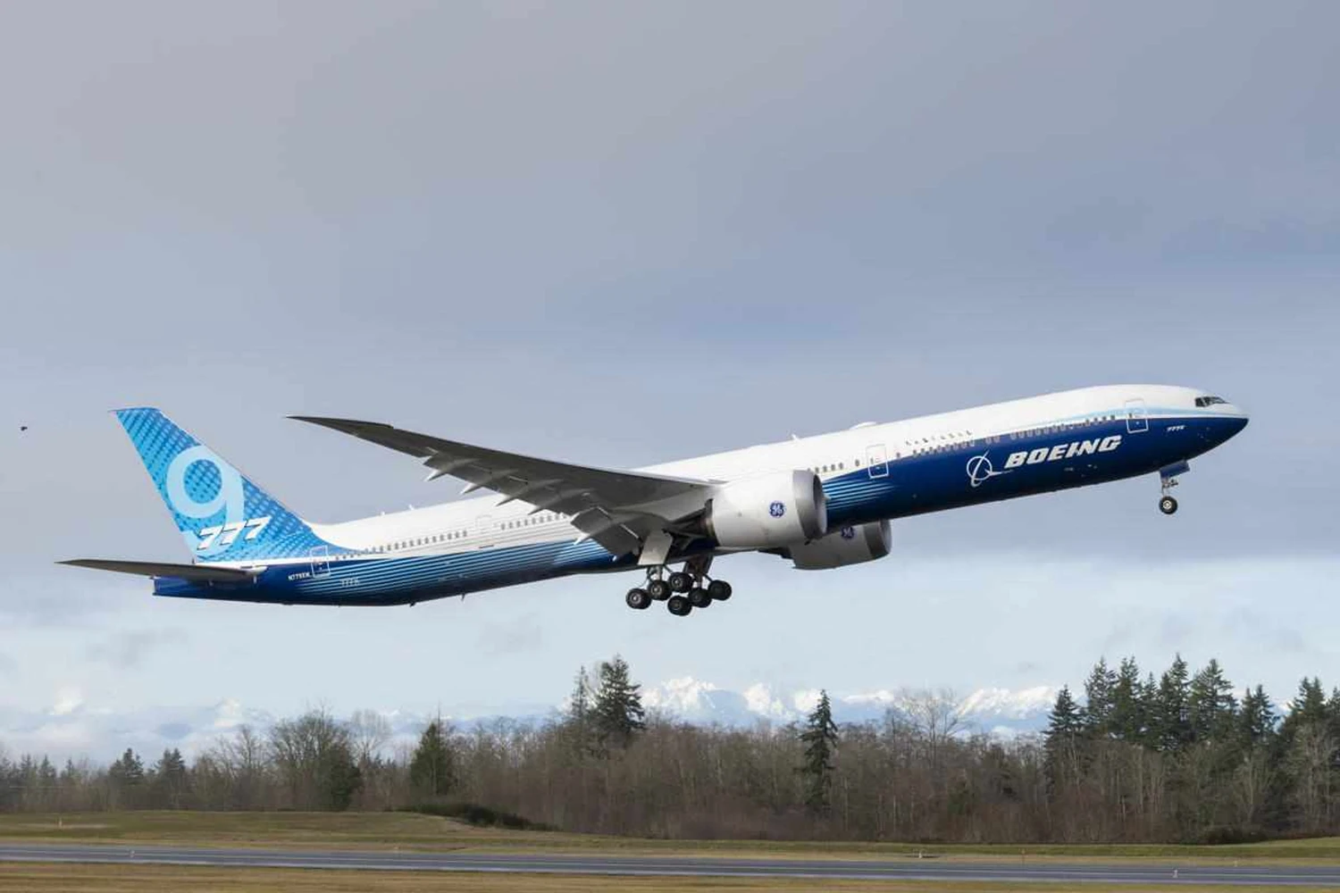 Maior avião bimotor da história, Boeing 777X completa primeiro voo