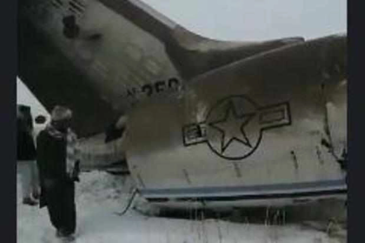 Imagens ainda não verificadas mostram um avião destruído com a insígnia da USAF