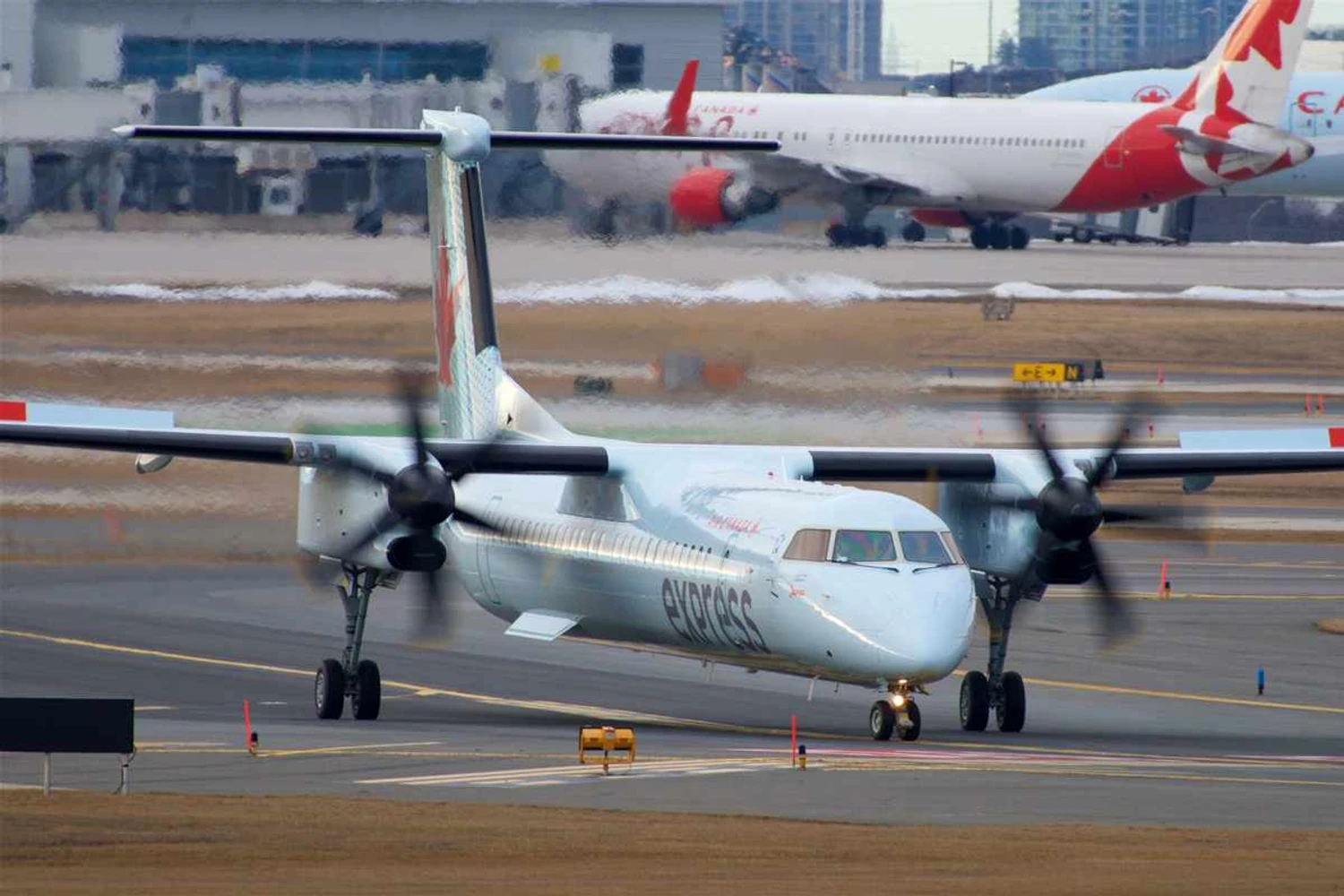 O Q400 voltou a se chamar DHC-8, ou Dash-8 (BriYYZ)