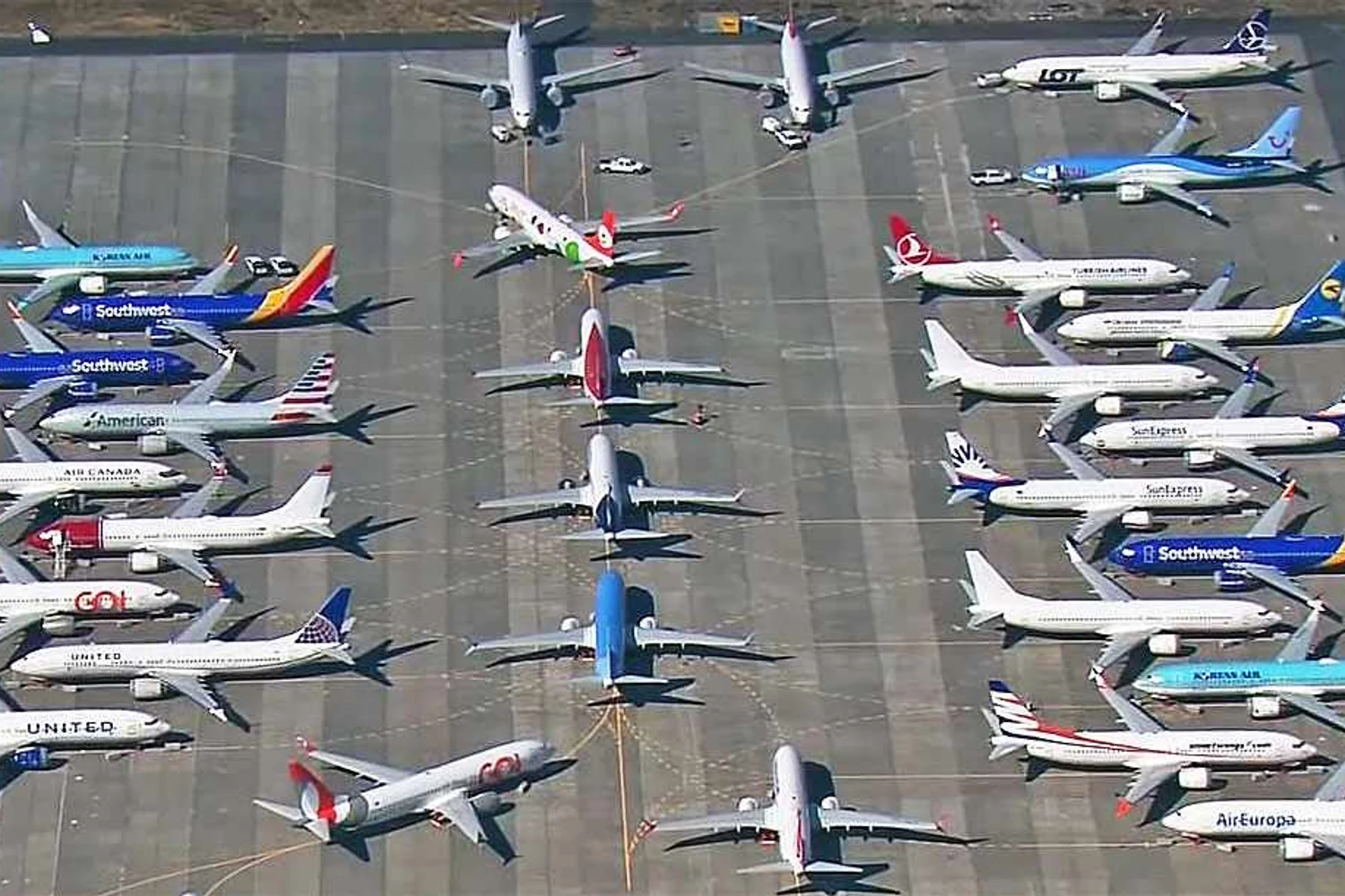 Um 737 Max da Gol em meio a diversas unidades produzida pela Boeing e proibidas de voar (Reprodução/Youtube)