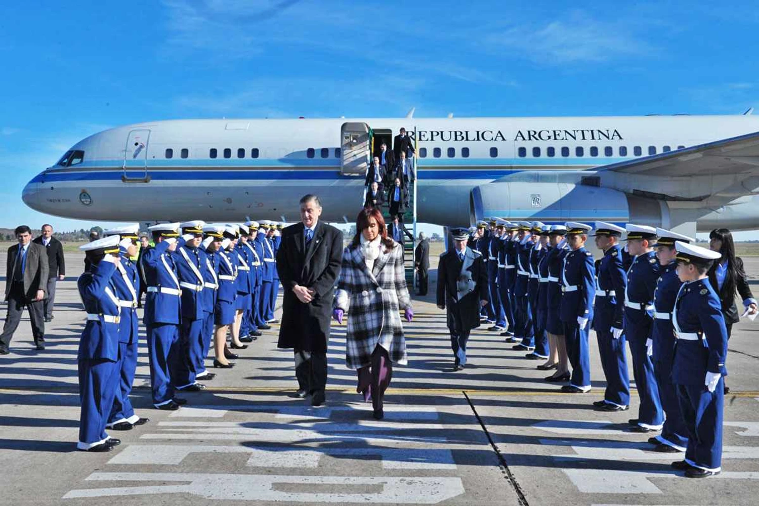 Former President Cristina Kichner disembarks from the presidential Boeing 757: populist governments see value in VIP aircraft (Argentina Government)