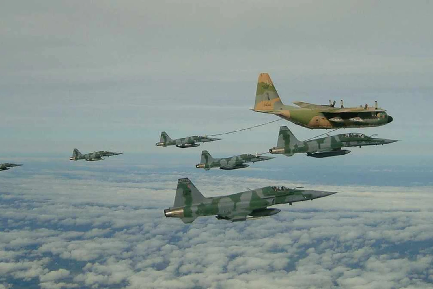 O F-5 foi o primeiro caça da FAB que podia ser reabastecido em voo (FAB)