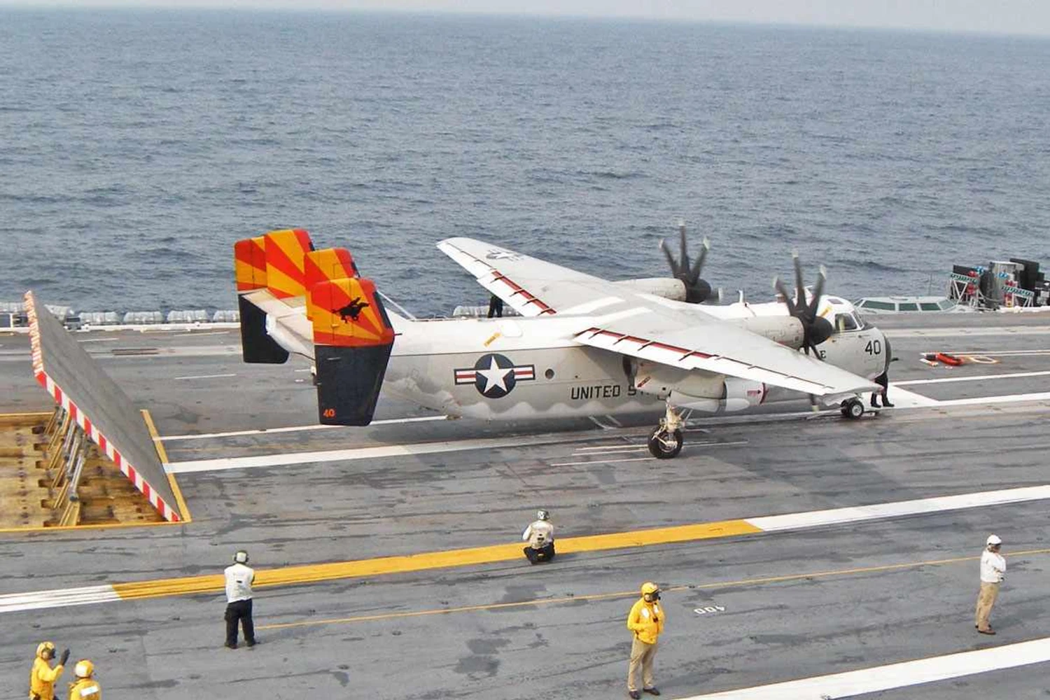 O turboélice C-2A(R) Greyhound: aposentadoria até 2024 (USN)