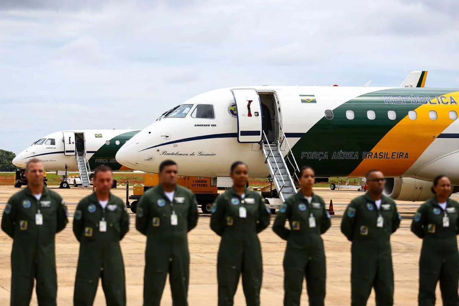 Os dois jatos VC-2 antes da partida para a China nesta quarta-feira (Marcelo Camargo/Agência Brasil)