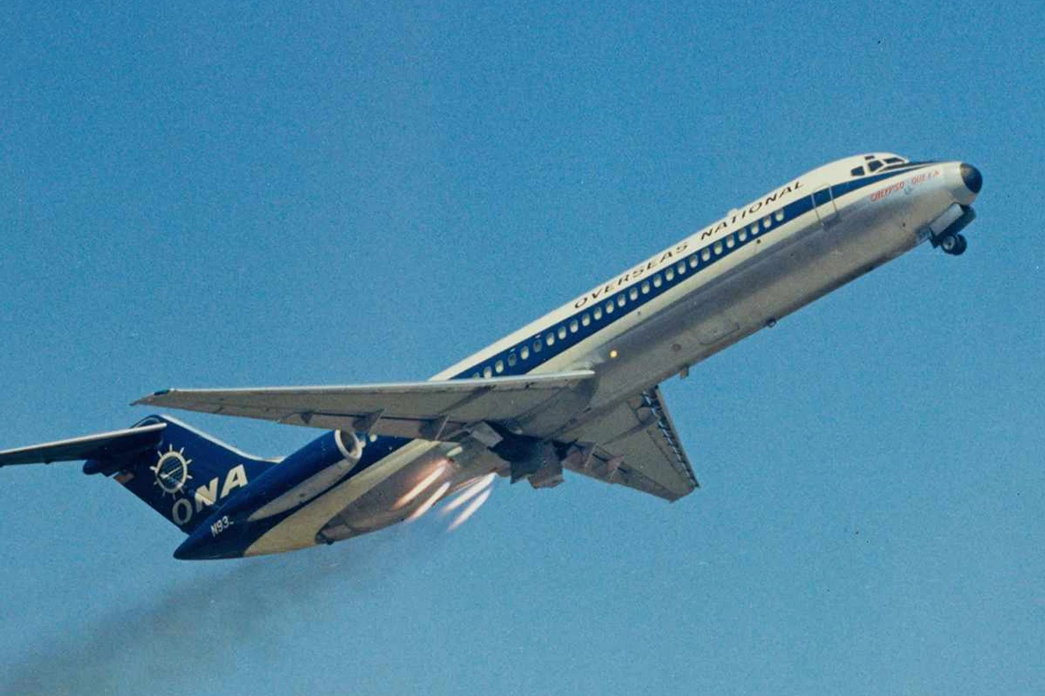 Um Douglas DC-9 com sistema JATO de decolagem assistida por foguetes