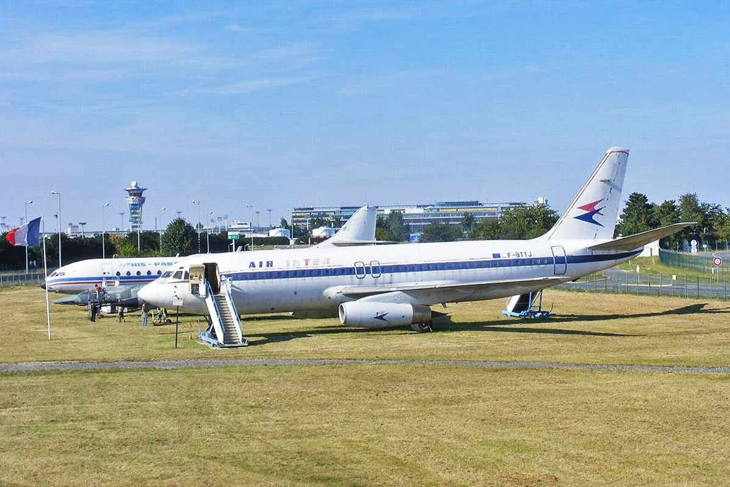 Um Mercure exposto ao lado de um Caravelle próximo ao Aeroporto de Orly, em Paris (Mathieu Marquer)