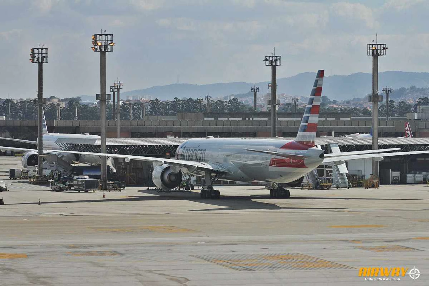 Aviões da American Airlines em Guarulhos: suspensão de voos para a América do Sul até início de maio