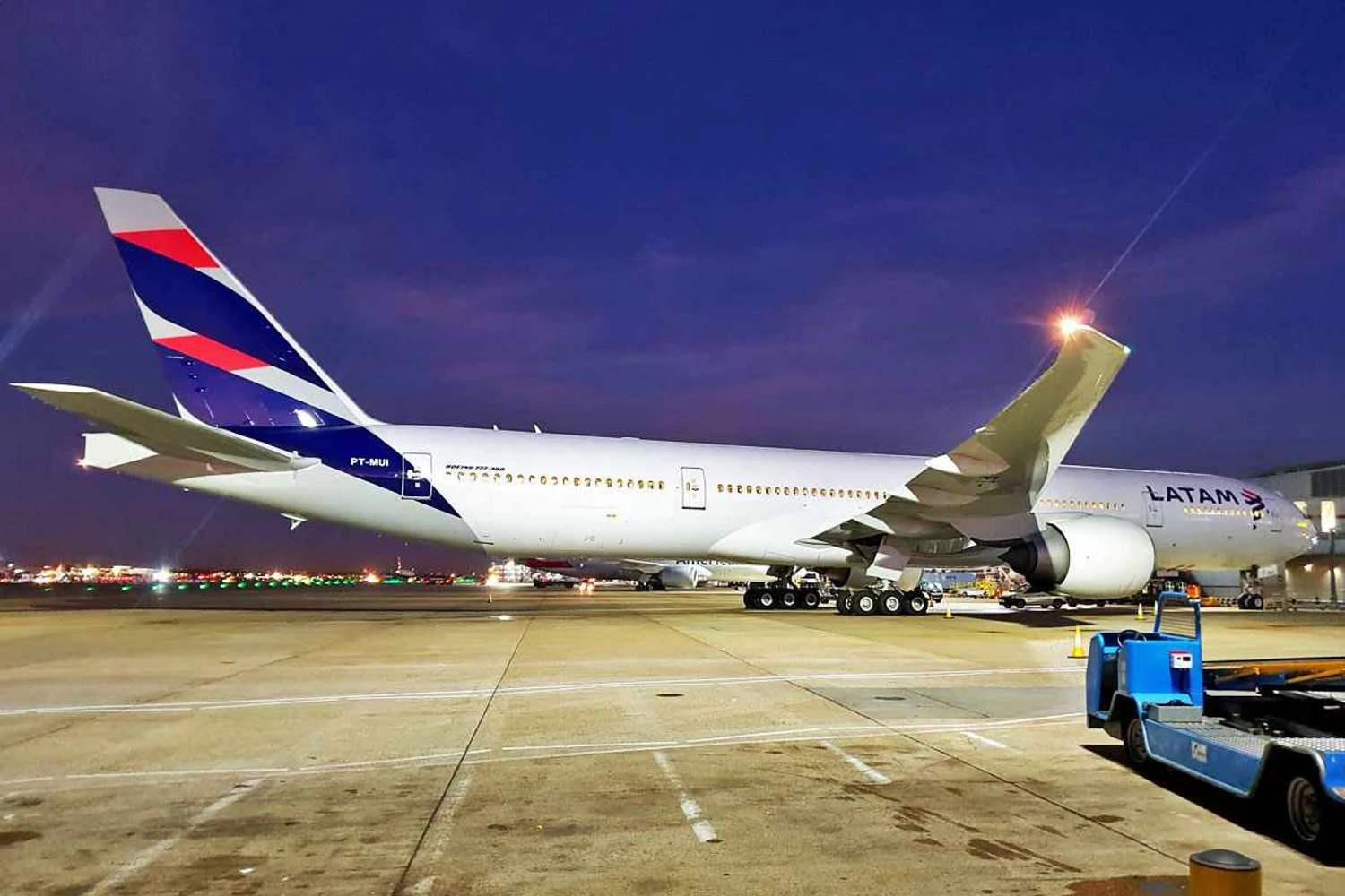 Boeing 777-300ER da LATAM: retomada internacional mais lenta (John Taggart)