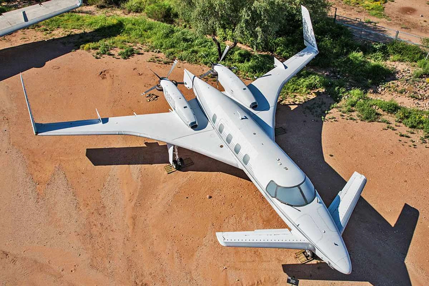 Exemplar do Starship do museu Pima Air: asas e motores bem recuados e canards com enflechamento variável (Pima)