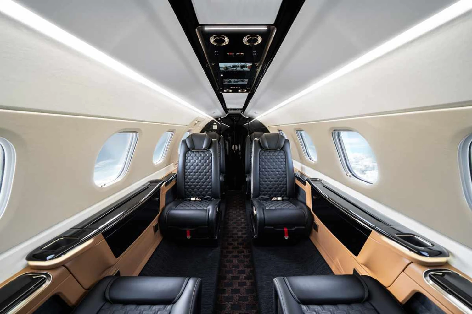 O Phenom 300E pode embarcar até seis passageiros (Embraer)