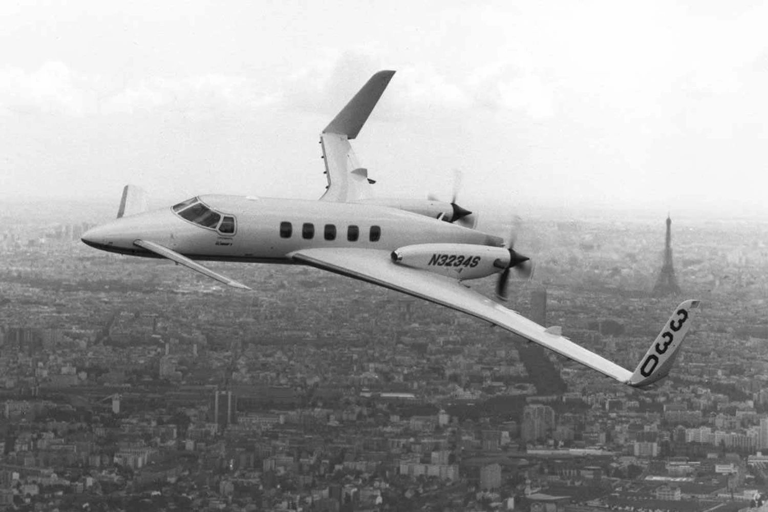 O primeiro avião de série foi entregue em 1989 durante o Paris Air Show (Beechcraft)