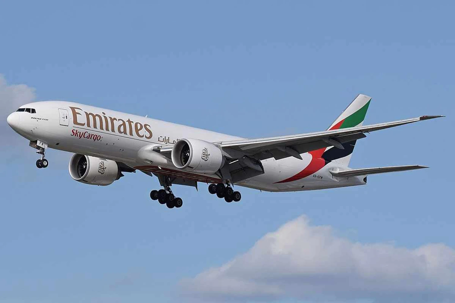 Os 11 Boeing 777F cargueiros da Emirates continuarão voando para transportar itens essenciais (Adrian Pingstone)