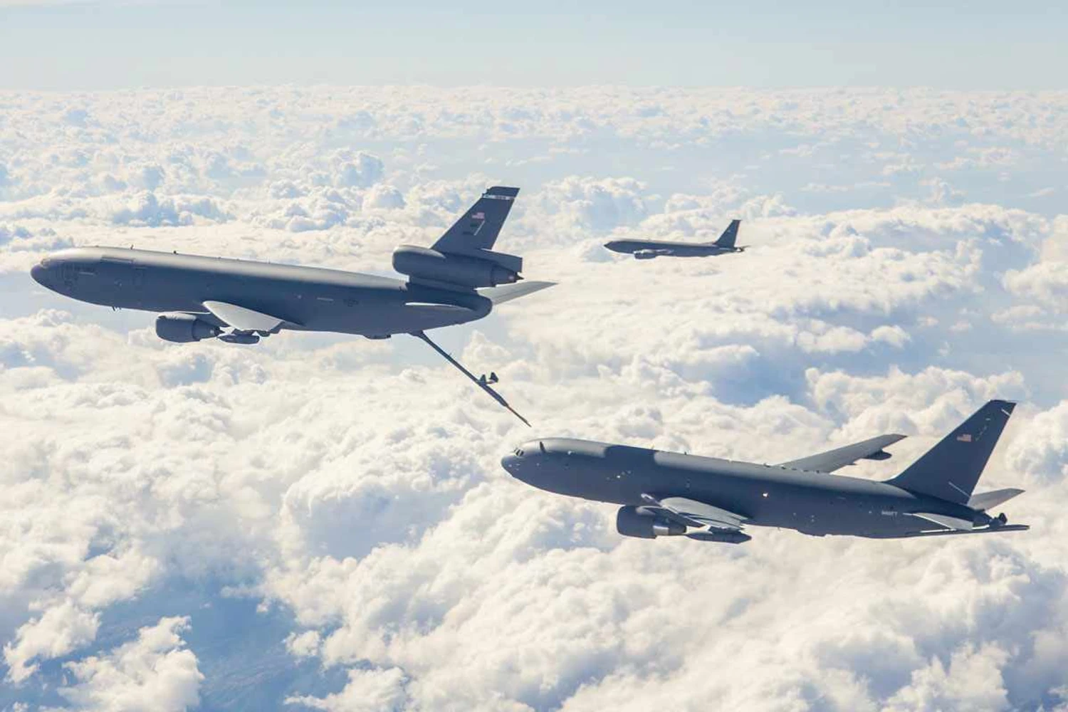 Um KC-10 reabastece o KC-46 com um veterano KC-135 ao fundo: Boeing monopoliza fornecimento desse tipo de avião e ainda assim não evitou falhas graves (USAF)