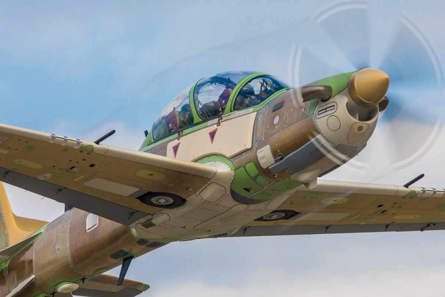 Primeiro Super Tucano da Força Aérea da Nigéria completa voo inaugural