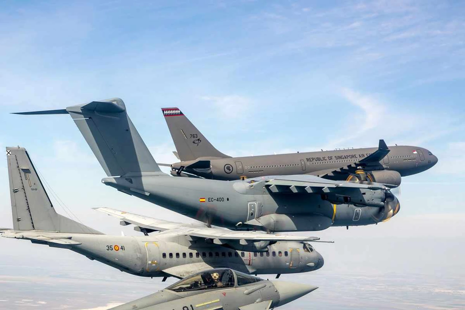 Ao fundo o A400M e o A330 MRTT: aviões militares da Airbus também estão sendo usados (Airbus)