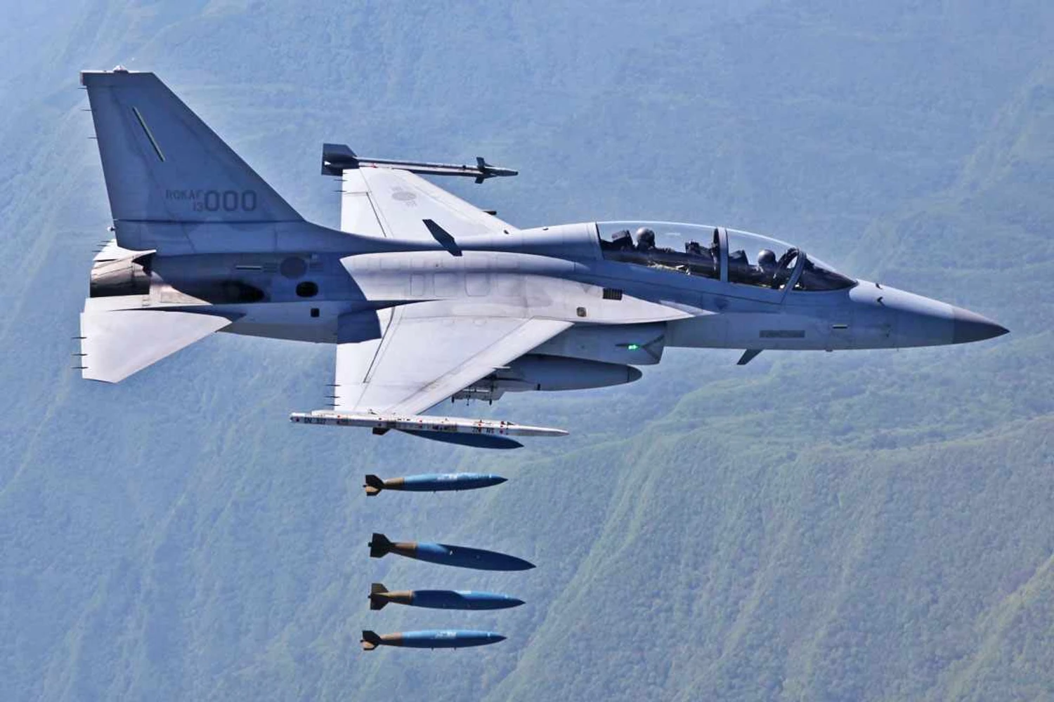 Venda de caças leves FA-50 para a Argentina é suspensa