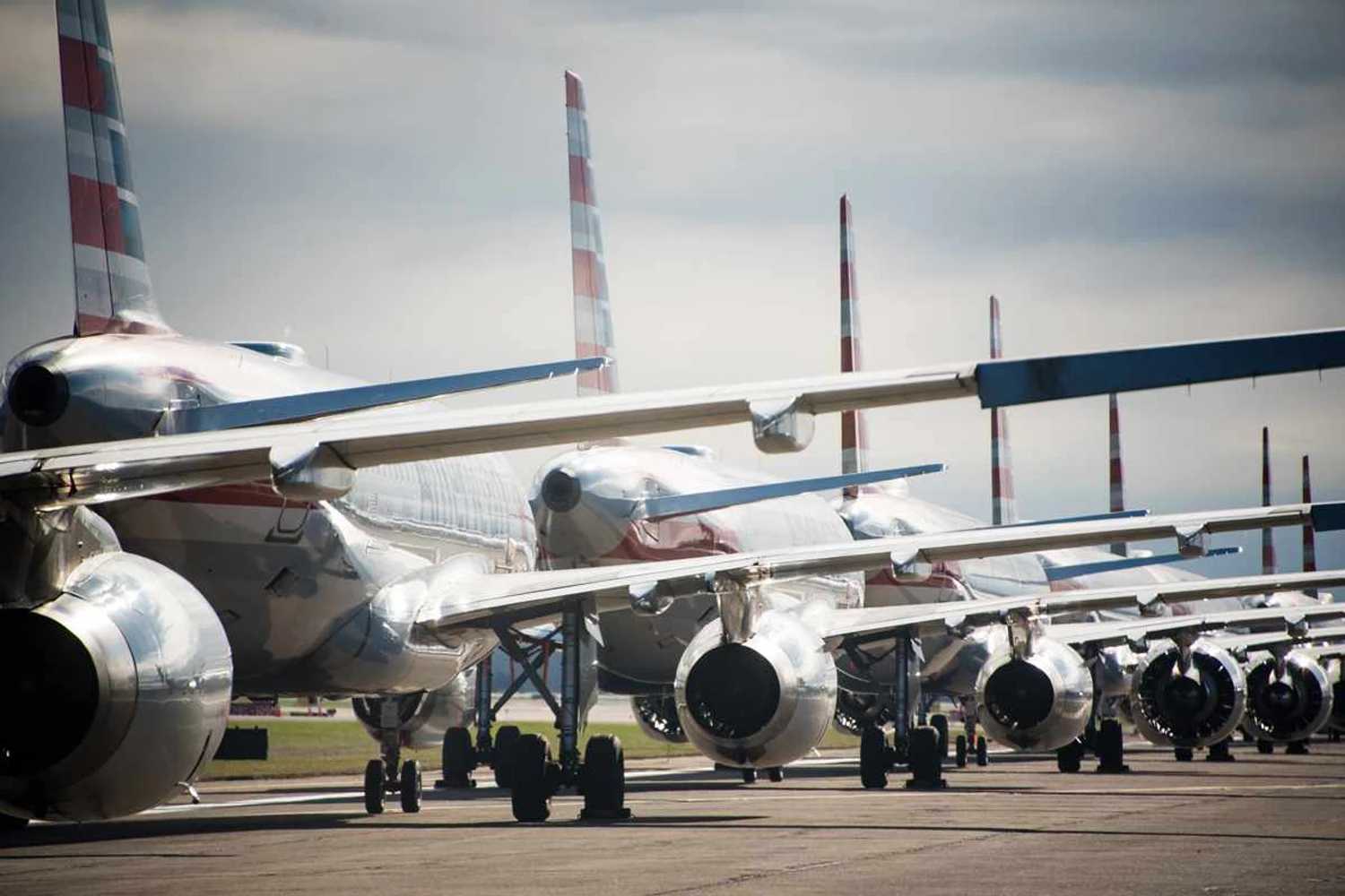 Com milhares de voos cancelados devido à pandemia, emissões poluentes da aviação despencaram