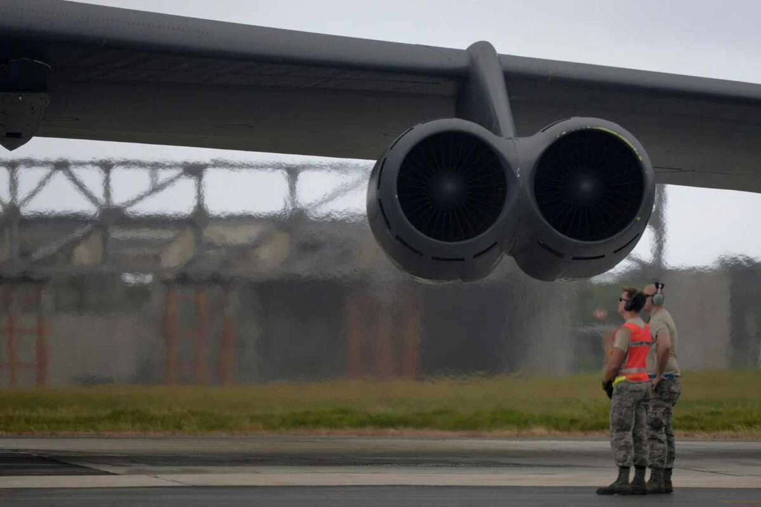 O B-52 terá o conjunto de oito motores substituídos pelo novo turbofan (USAF)