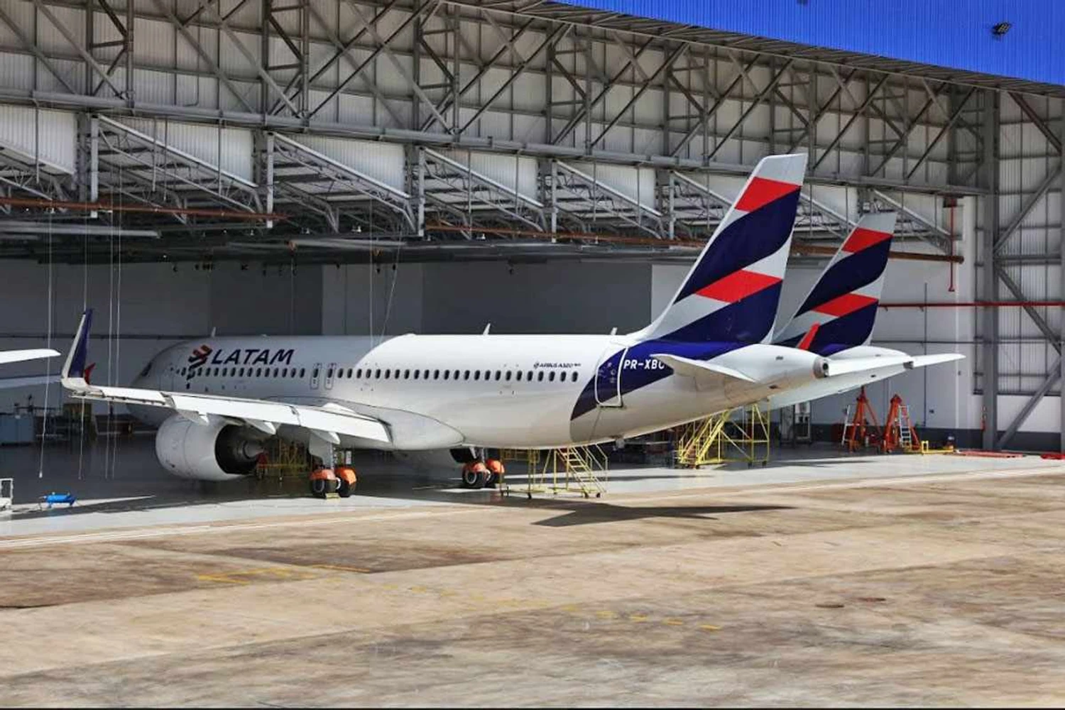 Apenas nove avi&otilde;es de uma frota de cerca de 320 unidades s&atilde;o de fato da LATAM