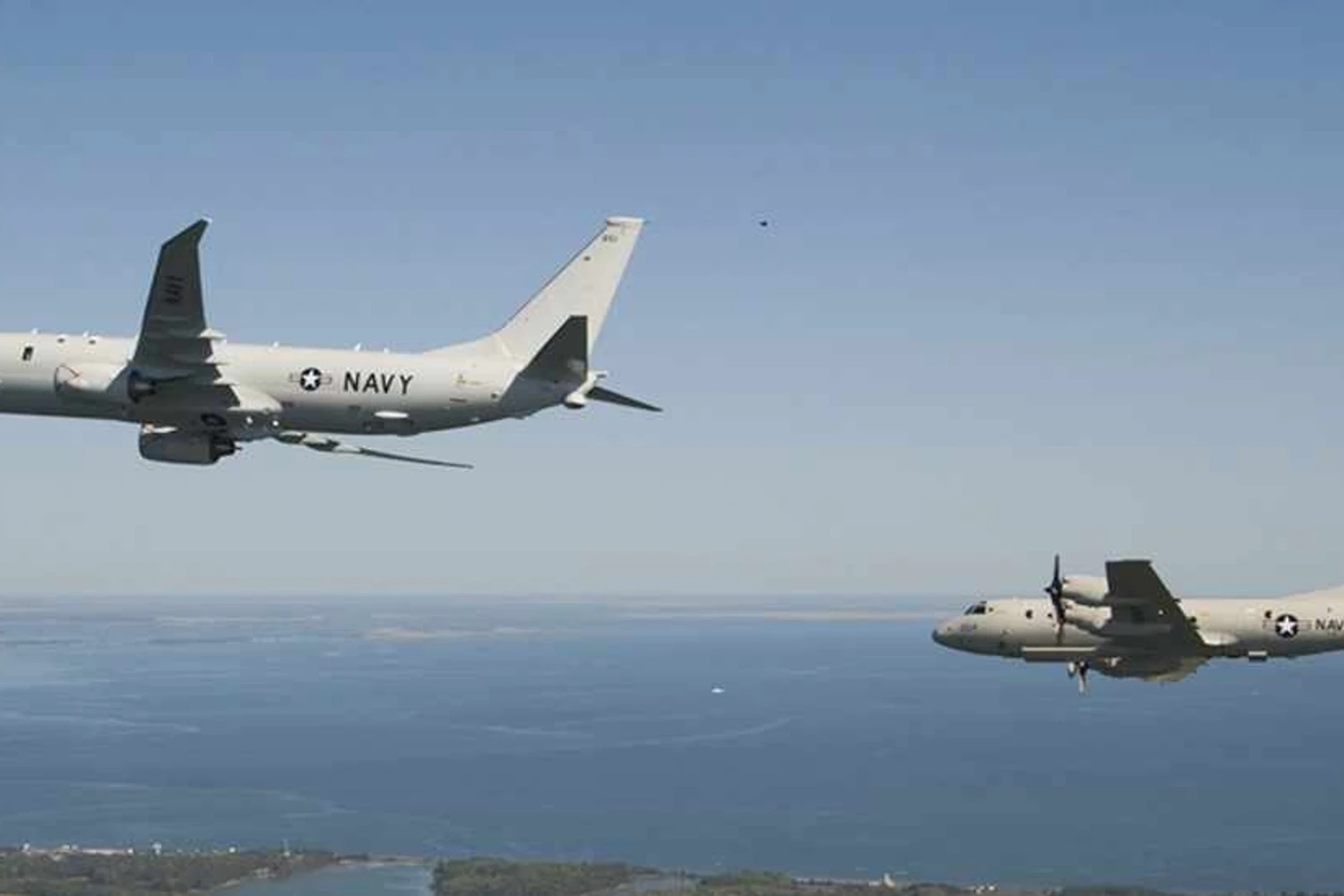 Boeing P-8 voando em formação com um P-3 Orion; turboélice será desativado nos EUA até 2023 (US Navy)