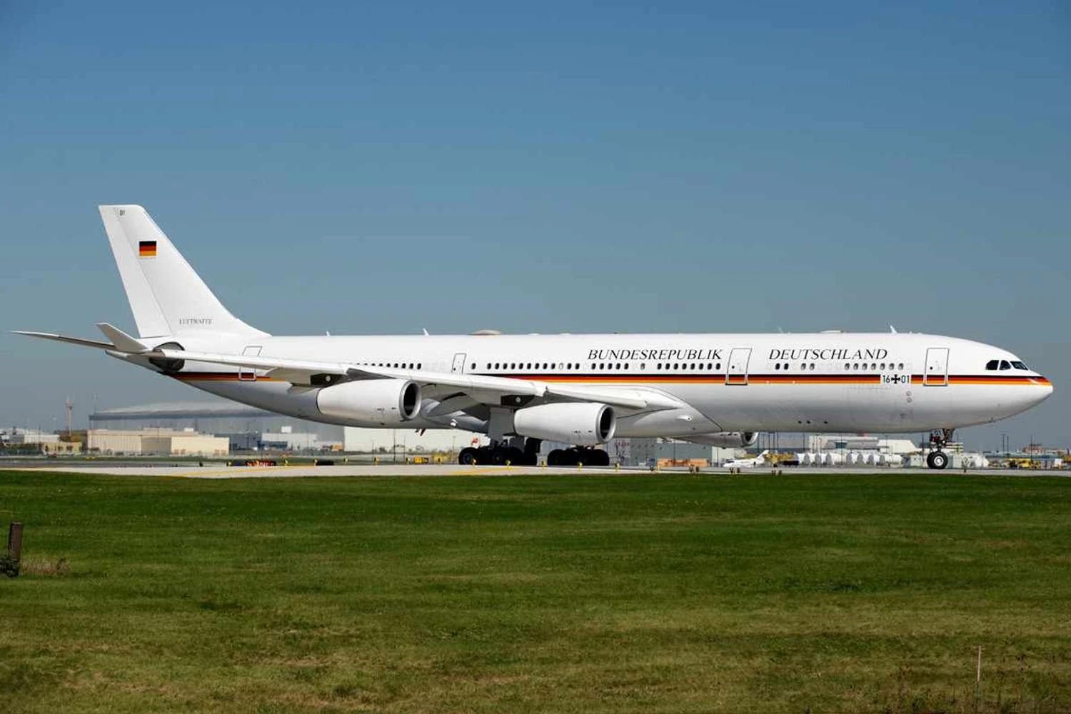 Ex-Lufthansa: a força aérea alemã recebeu os A340 em 2011 (BriYYZ)