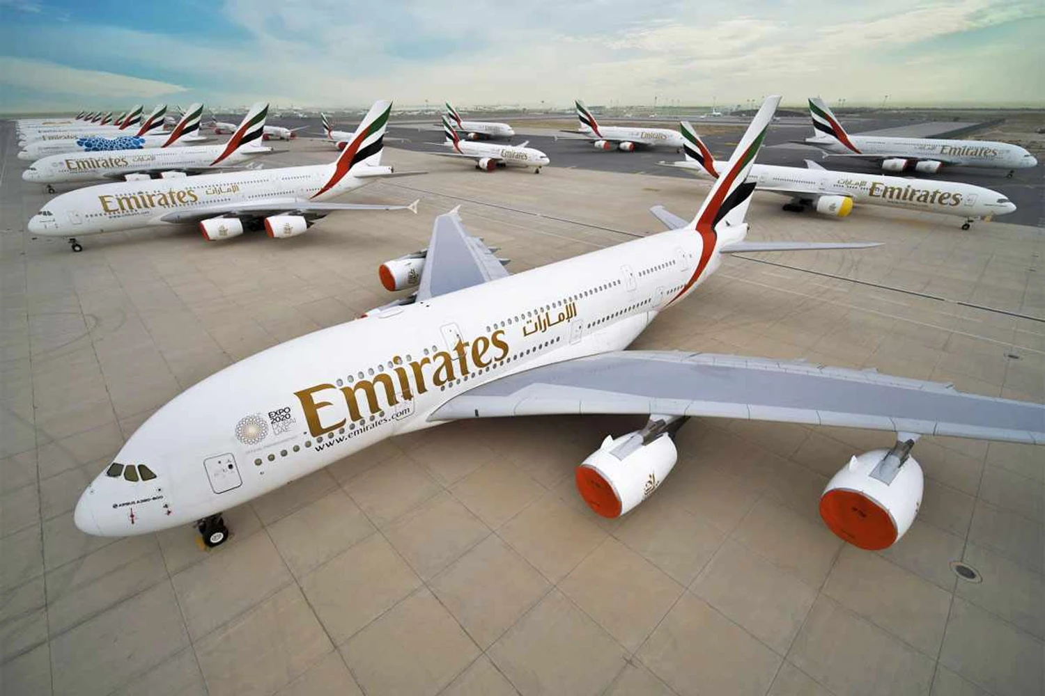 Jatos da Emirates estacionados em Dubai: A380 pode ser alvo de cortes (Emirates)