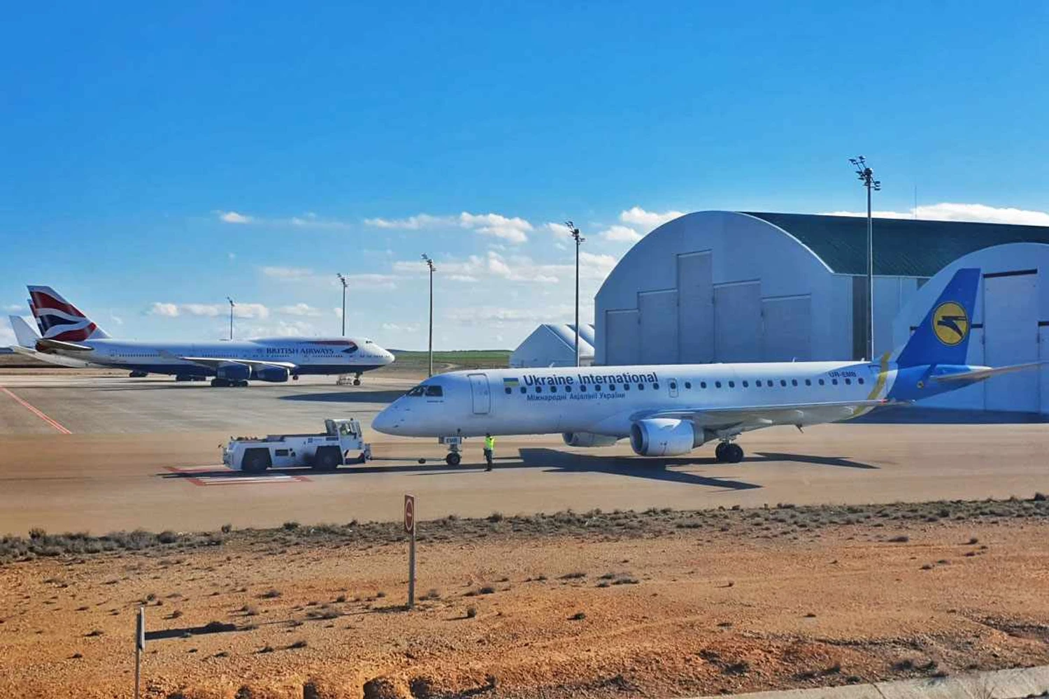 O E190 da Ukranian Airlines fez uma visita ao local (Plata)