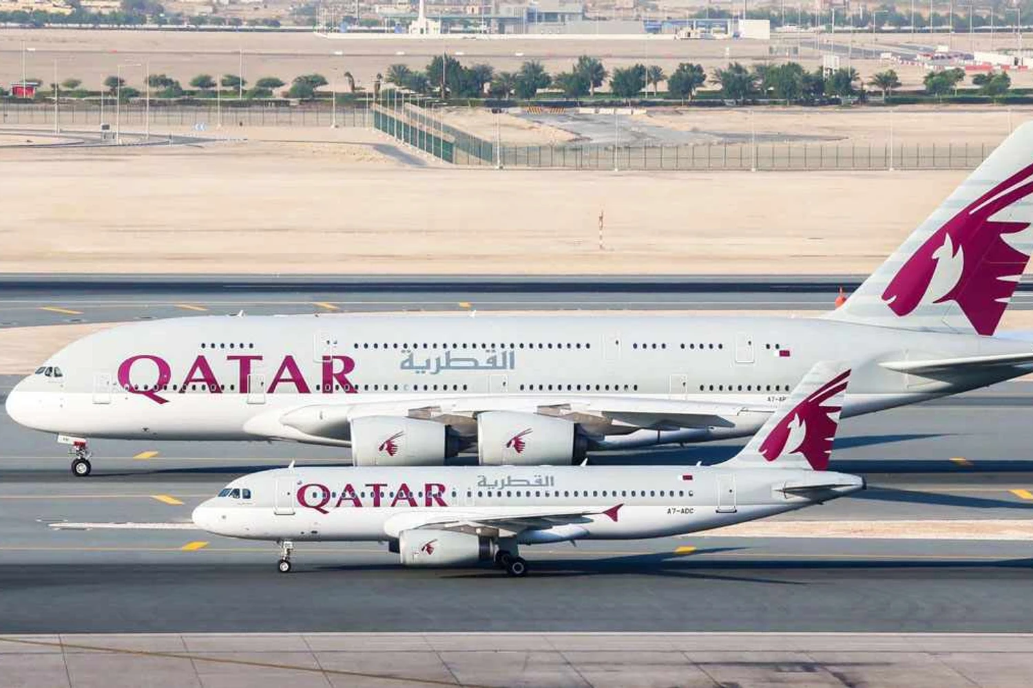 A Qatar possui uma frota de 234 aviões, entre eles os modelos A320 e A380 (Qatar)