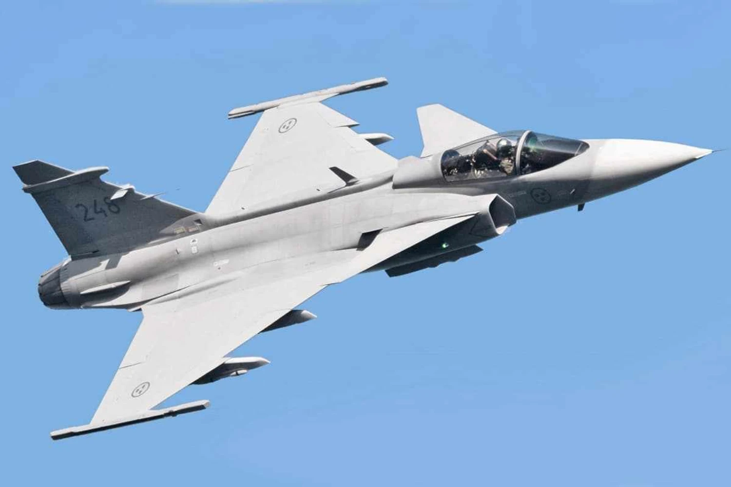 Membros orientais da OTAN alertam que derrubarão aeronaves russas invasoras