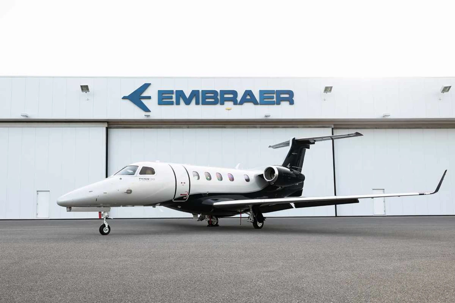 O Phenom 300 é um dos mais bem sucedidos jatos executivos da Embraer (Divulgação)