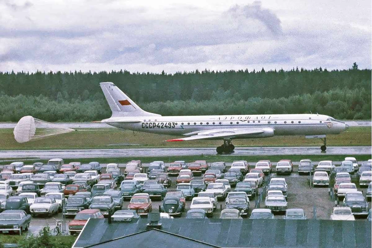 Projeto originário de um bombardeiro, o Tu-104 precisava de um paraquedas no pouso (Lars Söderström)