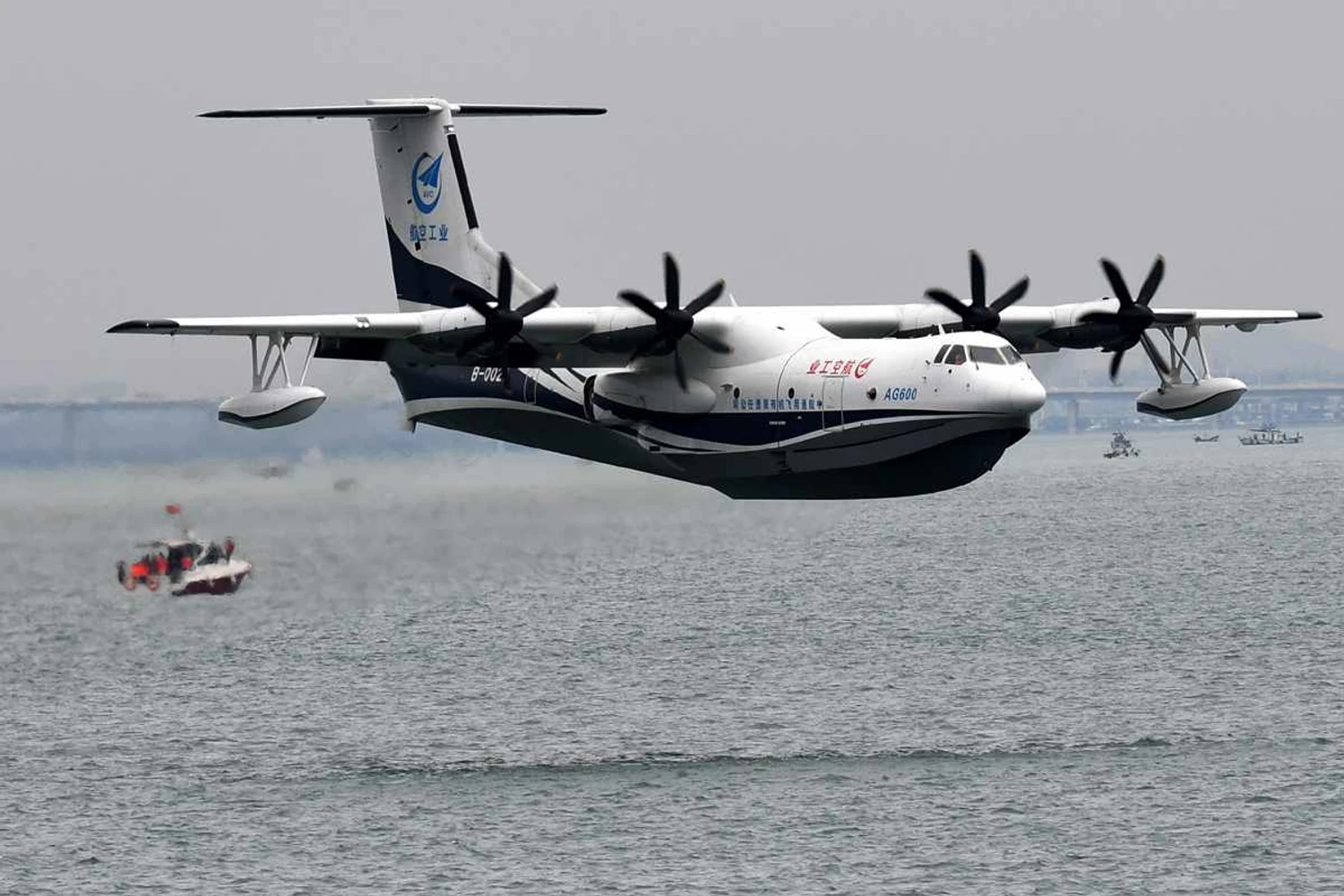 Avião anfíbio chinês AG600 completa primeiro voo no mar