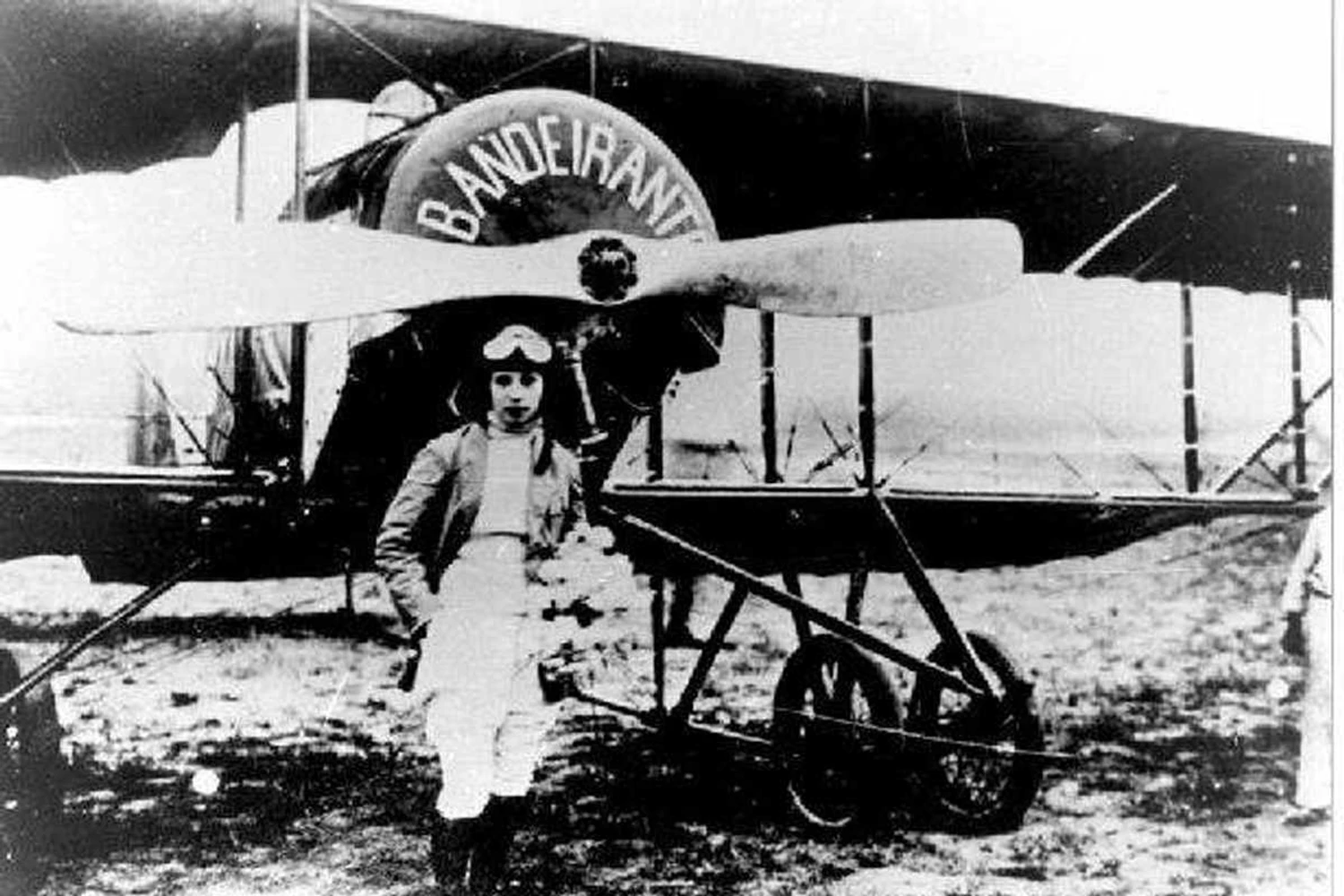 Anésia diante do avião em que realizou o voo entre São Paulo e Rio de Janeiro, em setembro de 1922 (Domínio Público)